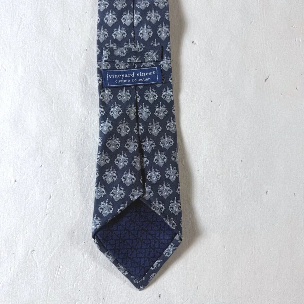 Von Maur Necktie Mens Navy Blue Silk Crest‎ Pattern Custom Collection Tie